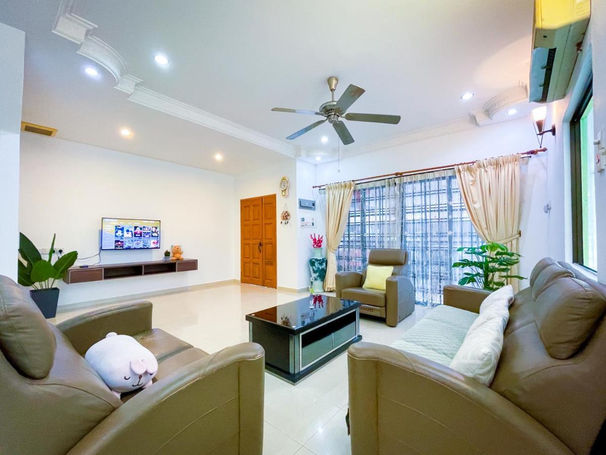 Villa Tupai Mas Semi-D By Louis Taiping Esterno foto